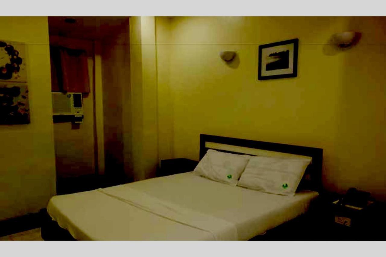 Oyo 672 Capitol Tourist Inn Cebu Екстер'єр фото