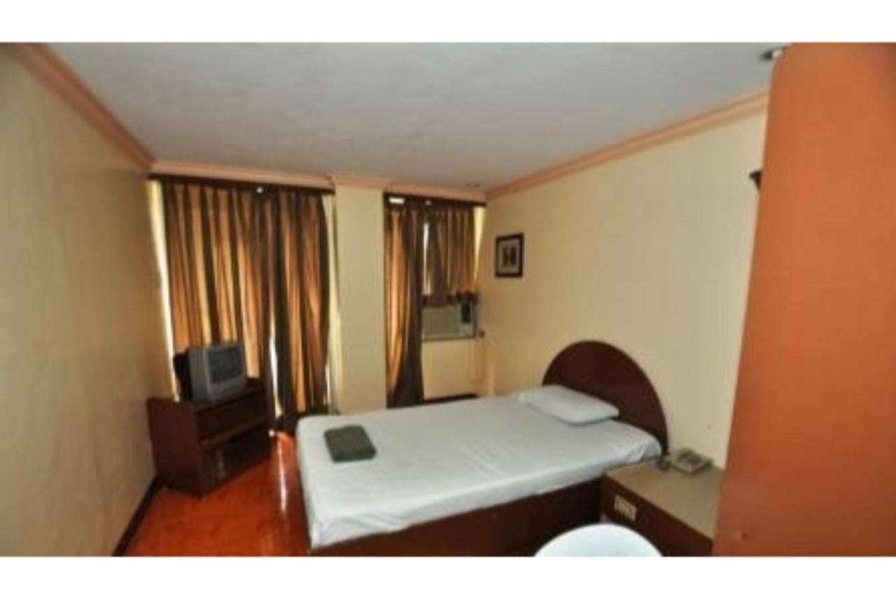 Oyo 672 Capitol Tourist Inn Cebu Екстер'єр фото